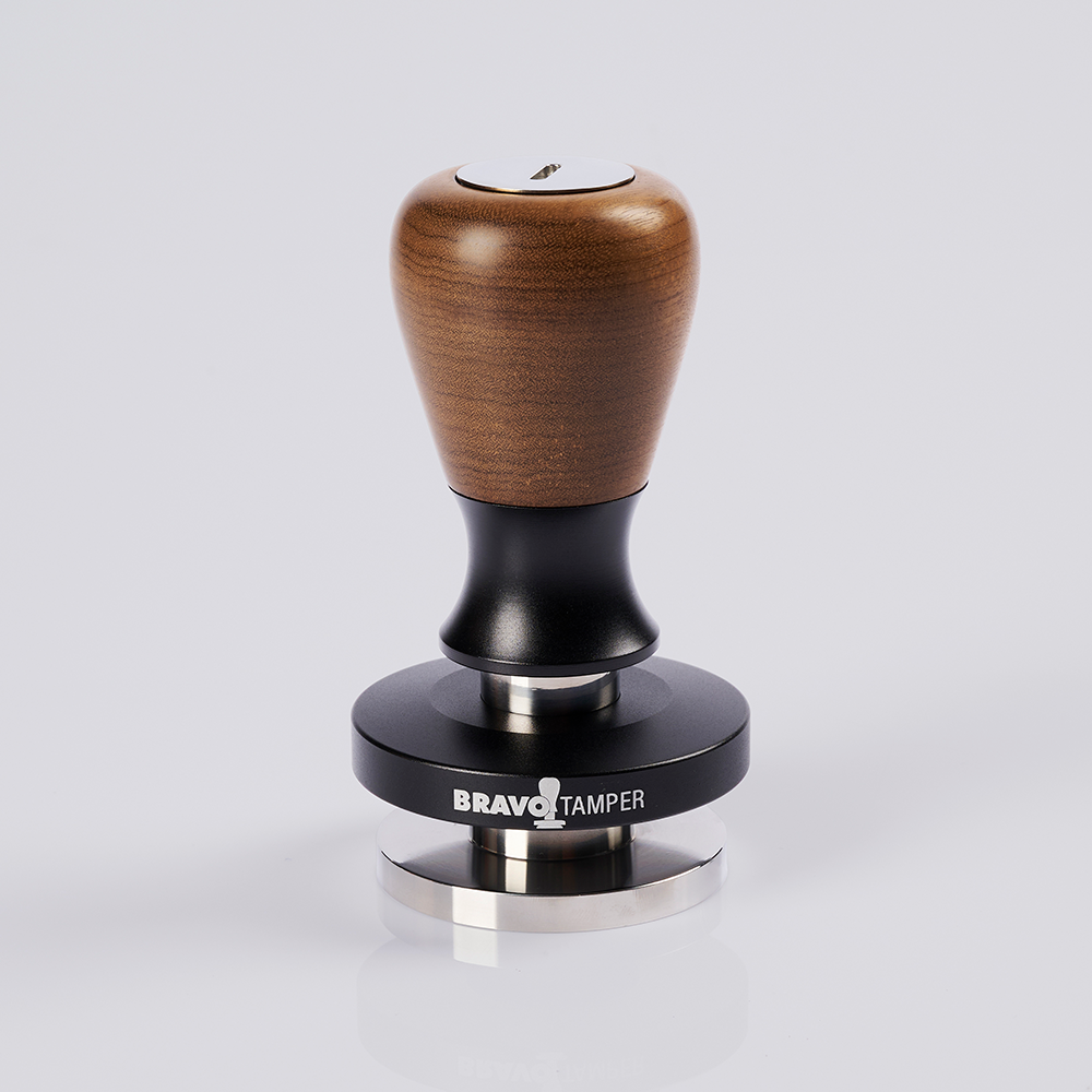 Tamper com Regulagem de Pressão Bravo - Preto Fosco - Cabo de Madeira