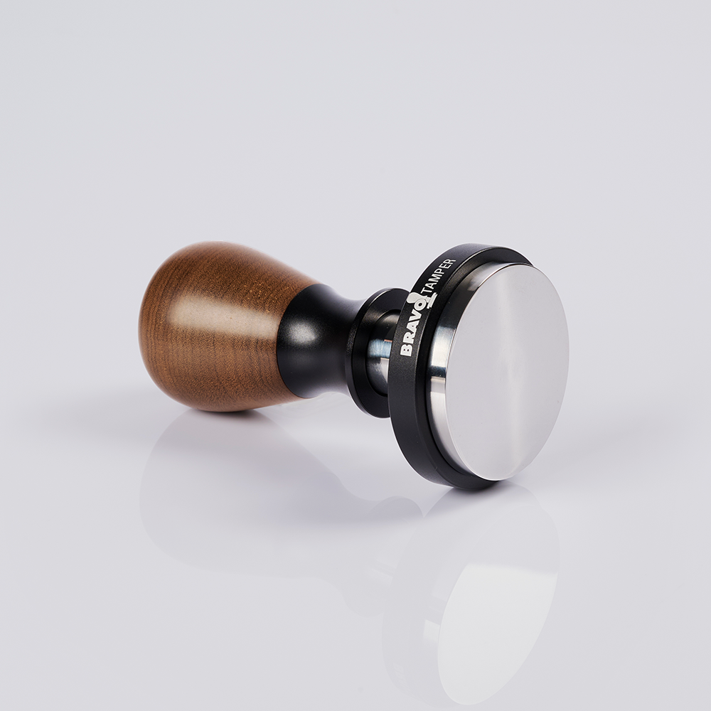 Tamper com Regulagem de Pressão Bravo - Preto Fosco - Cabo de Madeira