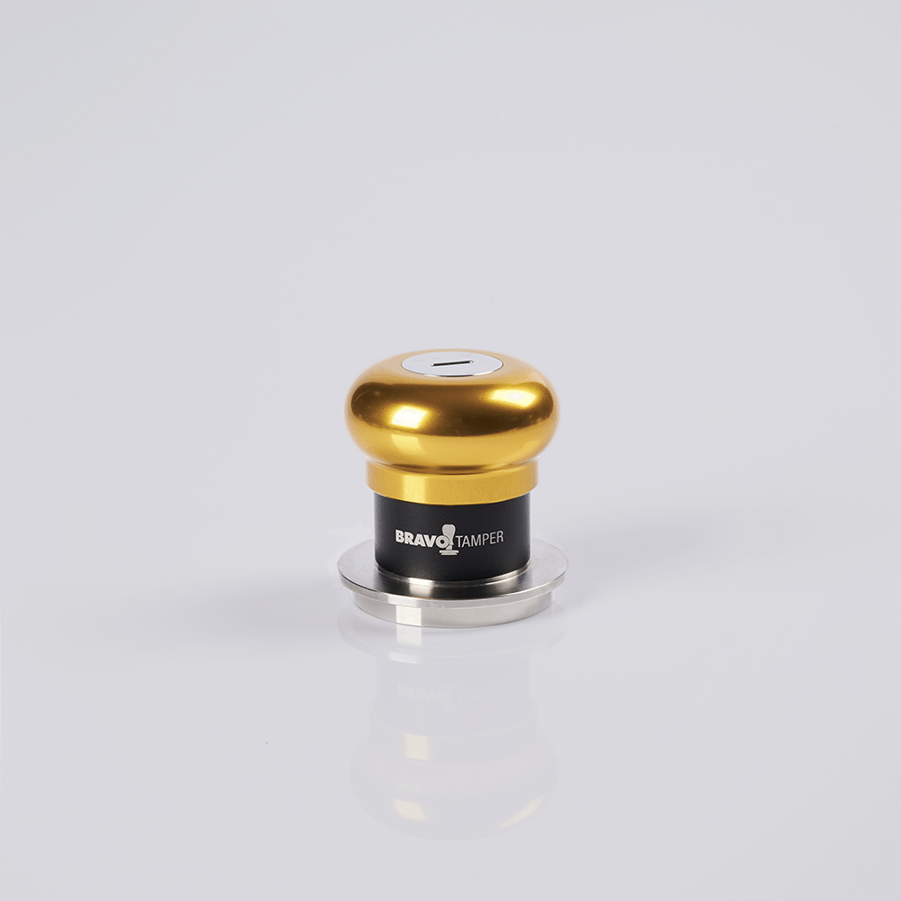 Mini Tamper Bravo com Punho de Alumínio Dourado e Saia Preta