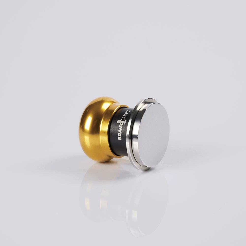 Mini Tamper Bravo com Punho de Alumínio Dourado e Saia Preta