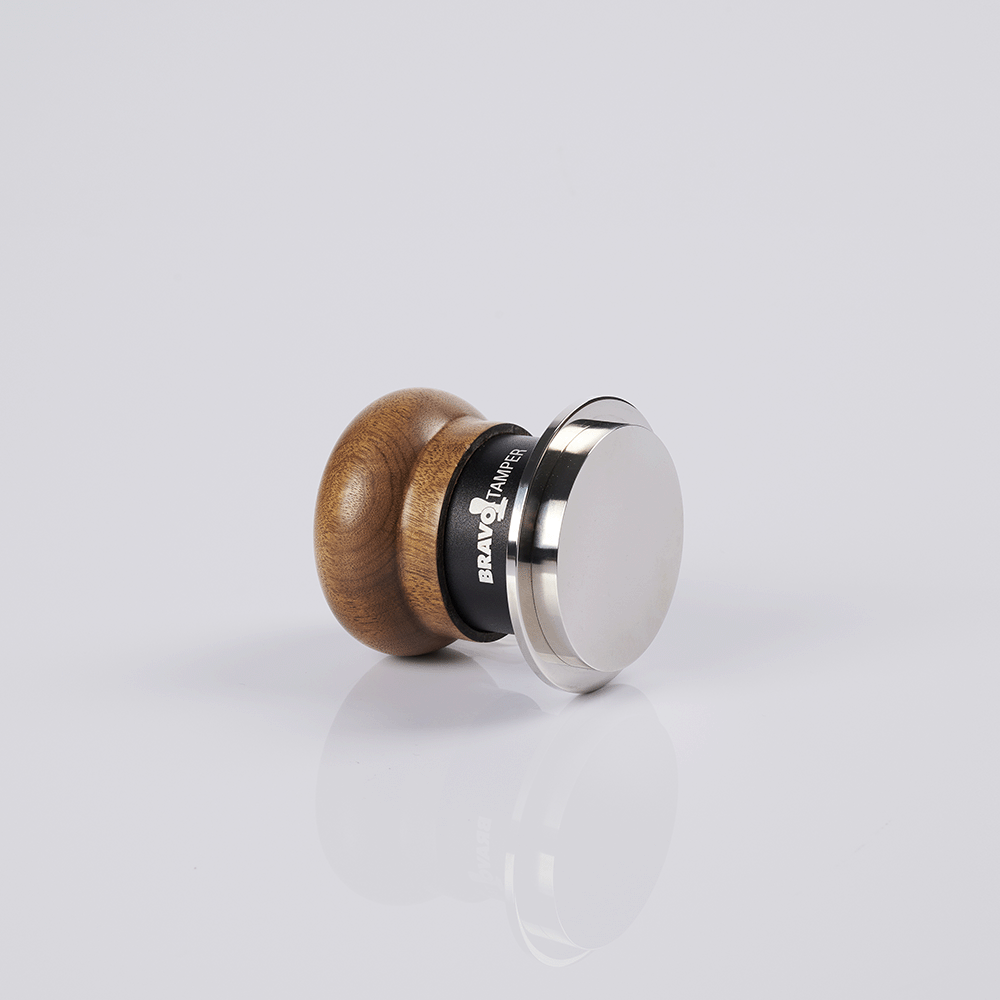 Mini Tamper Bravo com Punho de Madeira Clara e Saia Preta