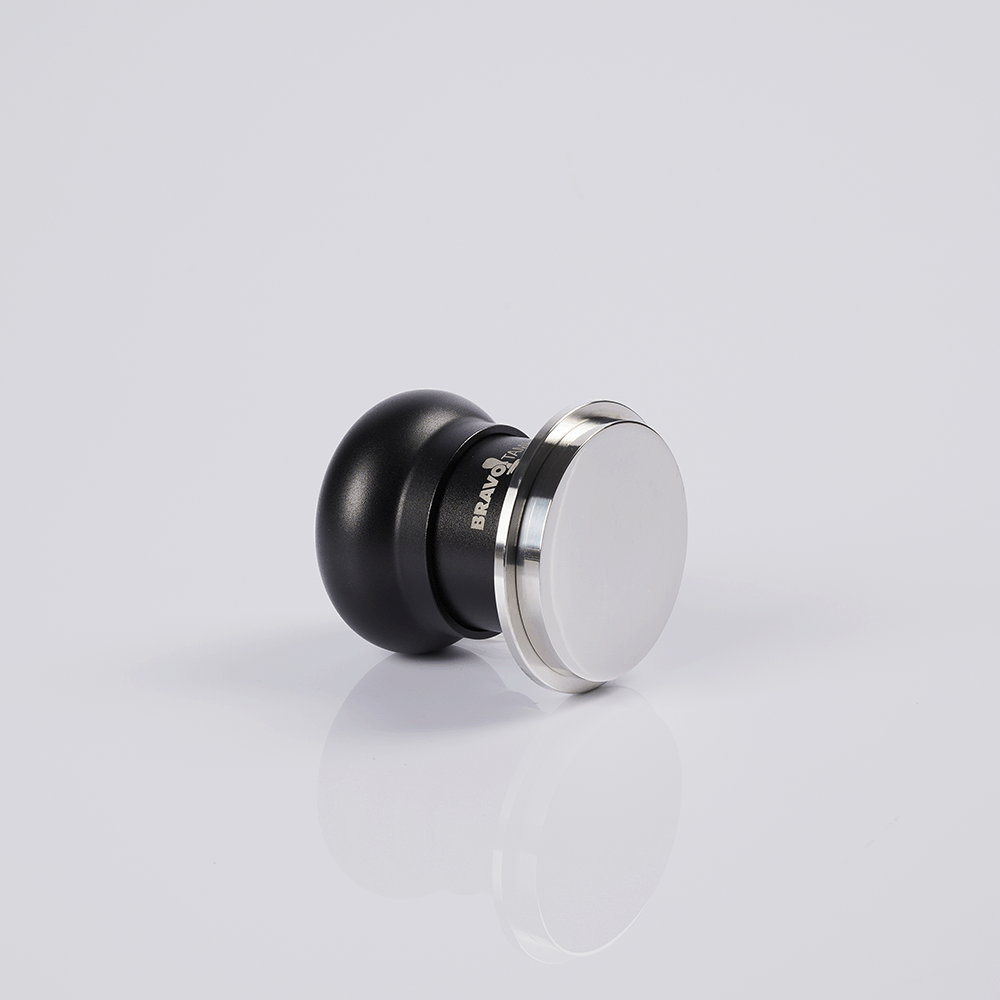 Mini Tamper Bravo com Punho de Alumínio Preto Fosco e Saia Preta