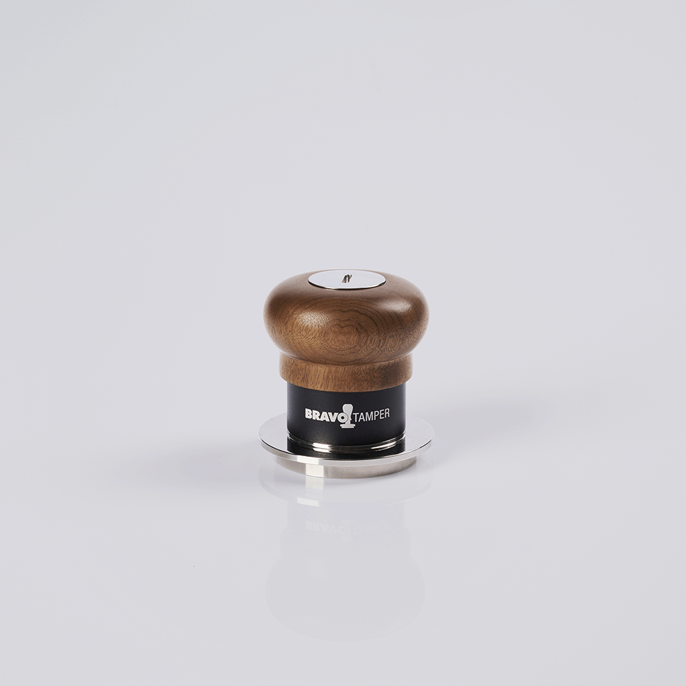 Mini Tamper Bravo com Punho de Madeira Clara e Saia Preta