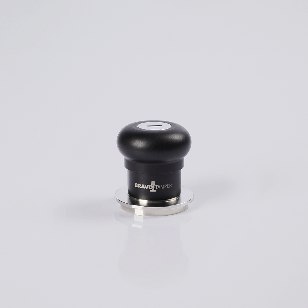 Mini Tamper Bravo com Punho de Alumínio Preto Fosco e Saia Preta