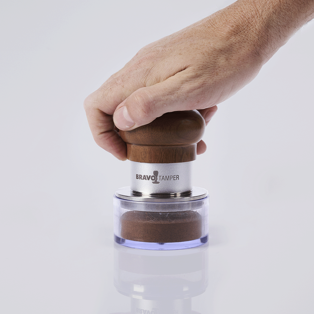 Mini Tamper Bravo com Punho de Madeira Clara e Saia Preta